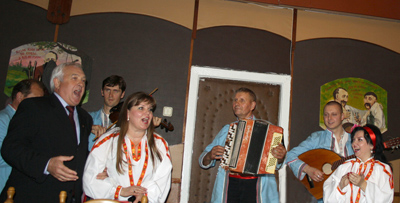 Dla gości z Polski przyjemną niespodziankę sprawił dyrektor Instytutu Wasyl Łukacz, który razem z jej reprezentacyjnym zespołem folklorystycznym zaśpiewał po polsku wiecznie popularną „Karolinkę”