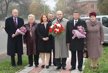 Czcigodni goście z Kijowa razem z najwyższymi przedstawicielami władz miasta złożyły wieniec na memoriale na Cmentarzu Katolickim 