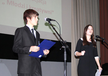 Patriotyczne wiersze recytują Ksenia Buseń i Dmytro Ponomarenko z Młodzieżowej Asocjacja „Młodzi i kreatywni”. Młodzież zrzeszona w tej organizacji wiodła prym w poezji i prozie mistrzowsko przedstawionym słuchaczom