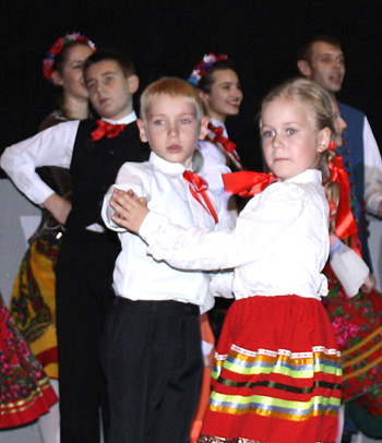 Godną naśladowania odwagą i obyciem scenicznym zachwycili publiczność tancerze z najmłodszej grupy zespołu Pieśni i Tańca „Polanie znad Dniepru”