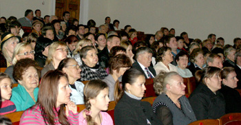 Licznie zgromadzeni widzowie mieli też okazję do głębokiej zadumy, słuchając patriotycznej poezji Zygmunta Liwickiego w wykonaniu Olgi Karaczanowej, czy też kompozycji muzycznej opartej na muzyce Szopena w wykonaniu Olesi Sinczuk