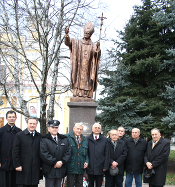 Gospodarze i honorowi goście uroczystości pod pomnikiem postawionym i poświęconym w hołdzie Ojcu Świętemu błogosławionemu Janowi Pawłowi II w 10-ą rocznicę Jego wizyty apostolskiej na Ukrainie 
