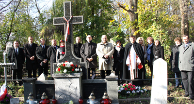 Wieńce złożono - na grobie żołnierzy Wojska Polskiego poległych w 1920 roku w rejonie Kijowa, pochowanych na Cmentarzu Bajkowa w Kijowie