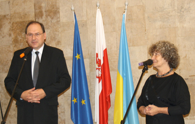 Na przyjęcia Ambasador RP Henryk Litwin złożył prezesce FOPnU Emilii Chmielowej gratulacje z okazji Jubileuszu życząc pomyślności w jej dalszych działaniach 