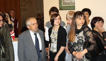 Juniorki i senior ruchu polskiego na świątecznym spotkaniu w Ambasadzie 