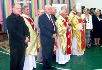 Obchody X-lecia rozpoczęto uroczystą Mszą świętą, celebrowaną przez biskupa Leona Dubrawskiego
