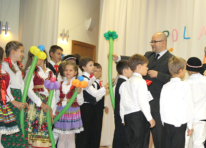 W finale imprezy Konsul Generalny każdemu z tancerzy młodszej grupy wręczył po kolorowym  kwiatuszku, zaś kierownictwu zespołu przenośny odtwarzacz DVD