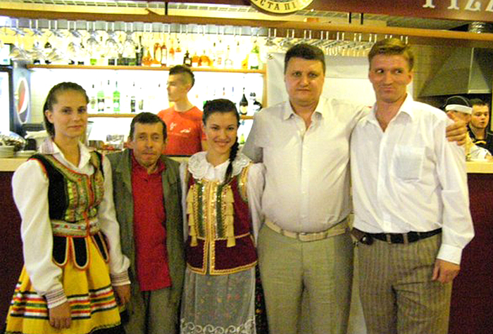Od prawej - organizator przedsięwzięcia Oleksyj Kazakow, Andrij Anisimow (jeden z gości), Alina (kelnerka), Wołodymyr Dumański (dziennikarz), Polina (kelnerka)