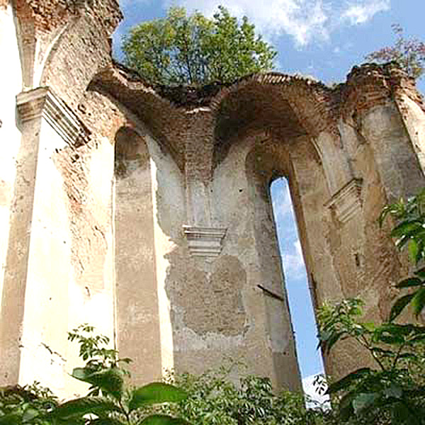 Ruiny kościoła św. Trójcy w Międzybożu