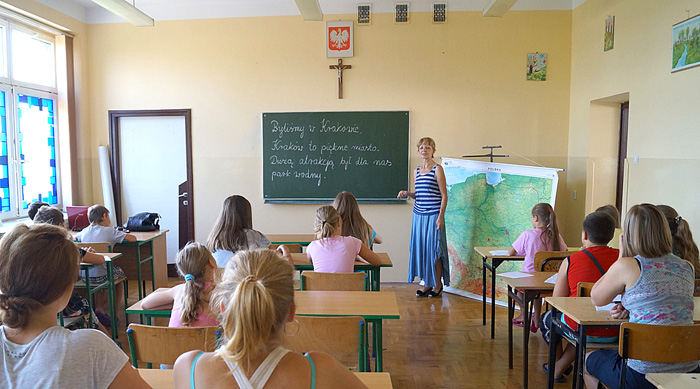 Lekcja języka w scenerii polskiej klasy 