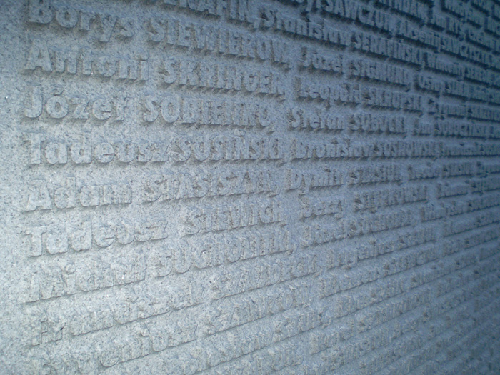 W granicie Ściany Pamięci na wieki zastygły imiona zamordowanych Polaków