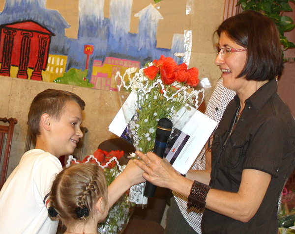 Kwiaty od uczniów dla ulubionej nauczycielki Urszuli Petrenko