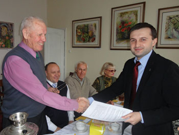 Umowę partnerską przedstawicielem UEK mgr Łukaszem Salwarowskim w imieniu Oddziału ZPU im. A. Mickiewicza w Odessie podpisuje prezes Tadeusz Załuski