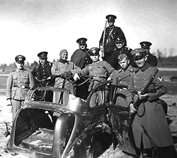 Pamiątkowe zdjęcie po wspólnej akcji polskich i niemieckich policjantów (z batalionu Schutzmannschaftbataillon 202)